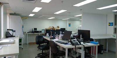 Oficina en arriendo y venta, cuenta con una excelente ubicación, con fácil acceso a vías principales, rutas de transporte público, cerca a parques, restaurantes y gran oferta de servicios complementarios del sector. Piso en ceramica, 8 espacios, dos niveles, 3 baños, cocineta, cableado de red, techo cielo raso, aire acondicionado central, divisiones en drywall, area de recepcion y parqueaderos cubiertos. El edificio cuenta con ascensor,  auditorio, baños comunales, bahía de parqueo, parking visitantes sin costo, planta eléctrica, vigilancia 24 horas, citofonía y circuito cerrado de tv.Inmuebles sujetos a verificación de disponibilidad