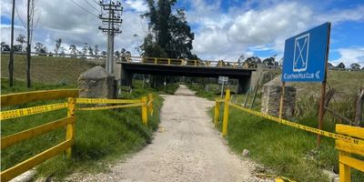 SE VENDE LOTE EN PRESTIGIOSO CLUB LOS PINOS, UBICADO EN KM3 VIA MOSQUERA- LA MESA. CUENTA CON UNA EXTENSION DE 9050 M2 EN UN CIRCUITO CERRADO CON DOBLE ANILLO DE SEGURIDAD. CUENTA CON ACCESO TRES CAMPOS DE POLO, UNA SERBIDRUMBRE, DOS CANCHAS DE TENNIS, PLAZA DE TOROS, RESTAURANTE Y OPORTUNIDAD DE SER SOCIO DEL CLUB PARA ACCEDER A LOS BENEFICIOS DE LA CEREZUELA. 
