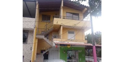 ? Apartamento en Venta – Tercer Piso Esquinero
? Excelente ubicación en Medellín, a media cuadra de la Av. 80
? Valor de venta: $235.000.000

?️ Características del inmueble:


 
 Tercer piso esquinero, muy iluminado
 
 
 Balcón amplio de 14 m de largo con reja en hierro forjado
 
 
 Sala y comedor independientes
 
 
 3 habitaciones, 2 con ventanales y la principal con clóset grande
 
 
 1 baño enchapado con cabina de vidrio, lavamanos en mármol y mueble empotrado
 
 
 Cocina semi-integral
 
 
 Terraza cubierta y enchapada, con posibilidad de adaptar una cuarta alcoba
 
 
 Red de gas
 
 
 Techo nuevo en tablilla y teja de barro
 
 
 Canoas nuevas
 
 
 Pisos en cerámica
 
 
 Parqueadero de uso común
 


? Ubicación privilegiada:


 
 Frente al CAI
 
 
 A media cuadra de la Av. 80
 
 
 A una cuadra de la Biblioteca Gabriel García Márquez y MetroSalud
 
 
 Dos cuadras del Metrocable
 
 
 A media cuadra de la iglesia
 
 
 Cercano a colegios, supermercados y todo tipo de comercio
 
 
 Con más de 6 rutas de buses cercanas
 


✅ Propiedad con excelente valorización por su ubicación y características.
? Contáctame para agendar tu visita o solicitar más información.
