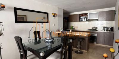 Cuenta con 86 metros aproximadamente, 4 habitaciones, 4 closet, 2 baños, cocina integral red de gas, calentador, zona de ropas, sala comedor, balcón, parqueadero y cuarto útil.

Zonas Comunes: piscina adultos y niños, sauna, turco, gimnasio, zona para mascotas y portería 24 horas.