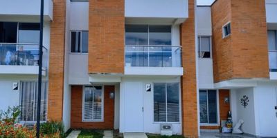 Acogedora casa ubicada en la Casa 21 Manzana 5 del barrio Galicia. Cuenta con sala y comedor integrados, cocina funcional, área de ropas independiente, baño social, tres habitaciones confortables, dos baños adicionales, balcón con excelente ventilación natural y garaje privado. Una propiedad con espacios bien distribuidos, ideal para el bienestar familiar en una zona residencial tranquila.