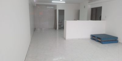 Local en arriendo en centro comercial, el cual cuenta con una excelente ubicación, en vía principal, muy central, cerca a restaurantes, parques, mall, universidades, con conexión a rutas de transporte público y gran variedad de servicios complementarios de la zona. Cuenta con piso en baldosa, 1 espacio, baño privado, energia basica y vitrina.  La unidad cuenta con bahía de parqueo, parking visitantes sin costo, vigilancia y portería 12 horas y circuito cerrado de tv.Inmuebles sujetos a verificación de disponibilidad