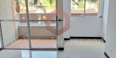 Vendo Apartamento con espacios generosos, buena distribución y buena iluminación natural, cuenta con 3 alcobas, la principal con baño, 3 closets, ambos baños cabinados, estudio, sala comedor, balcón con vista hacia el Bulevar y a la 55, cocina integral con red de gas y barra, zona de ropas, calentador y parqueadero. Piso en porcelanato. 
La unidad son solo 4 torres, portería 24 horas, ascensores, piscina, jacuzzi, turco, sauna, gimnasio, 2 canchas, juegos infantiles y zonas verdes.
Ubicado en Niquía cerca de la estación del metro y Tierragro.  
Información sujeta a cambios. Las imágenes de muebles, enseres, decoración y demás elementos son una referencia.
Vende Activos y Bienes, Inmobiliaria experta en administración, arrendamiento y venta de apartamentos, casas, locales, bodegas y oficinas en el Oriente Antioqueño, Medellín y toda el área Metropolitana.