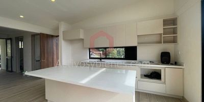 Vendo Casa- finca, Carmen de Viboral vía Canadá. 163 metros construidos en un lote de 4.440 metros cuadrados, tiene 3 alcobas, 2 closets, 1 Vestier, 4 baños, sala comedor y cocina integral, parqueadero cubierto, deck. 
Información sujeta a cambios. Las imágenes de muebles, enseres, decoración y demás elementos son una referencia. Vende Activos y Bienes, Inmobiliaria experta en administración, arrendamiento y venta de apartamentos, casas, locales, bodegas y oficinas en el Oriente Antioqueño, Medellín y toda el área Metropolitana.