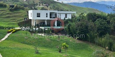 Finca independiente en venta, cuenta con area terreno de 5977m2, lote plano y area construida 434m2, casa con lindos acabados modernos, cuenta con 3 alcobas, 3 baños, estudio,&nbsp;cocina integral abierta con gas por pipeta, sala-comedor, 2 balcones, piso en porcelanato, pisicina de agua natural, parqueadero y util.&nbsp;Ubicada cerca al charco el Guamo en vereda Piedra Gorda, carretera destapada.&nbsp; Vende Activos y Bienes, Inmobiliaria experta en administración, arrendamiento y venta de apartamentos, casas, locales, bodegas y oficinas en el Oriente Antioqueño, Medellín y toda el área Metropolitana. Información sujeta a cambios. Las imágenes de muebles, enseres, decoración y demás elementos son una referencia.