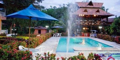 Arriendo finca amoblada, en santa fe de antioquia, ideal para el descanso y compartir en familia, su ubicación permite disfrutar un clima cálido y agradable; información sujeta a cambios. Las imágenes de muebles, enseres, decoración y demás elementos son una referencia. Vende y Arrienda Activos y Bienes Inmobiliaria Experta En Administración y Arrendamiento De Apartamentos, Casas, Locales, Bodegas y Oficinas En El Oriente Antioqueño , Medellín y Toda El Área Metropolitana.