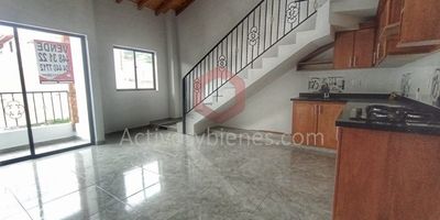 Vendo apartamento en el Carmen de Viboral, segundo piso, 120 m2 ubicado en una zona tranquila ideal para disfrutar de vida campestre y seguridad, cuenta con cinco alcobas, estudio ó biblioteca, 2 baños, 2 closets, sala comedor, cocina integral con red de gas, zona de ropas, balcón. Información sujeta a cambios. Las imágenes de muebles, enseres, decoración y demás elementos son una referencia. Vende Activos y Bienes, Inmobiliaria experta en administración, arrendamiento y venta de apartamentos, casas, locales, bodegas y oficinas en el Oriente Antioqueño, Medellín y toda el área Metropolitana