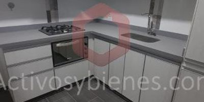 Apartamento interno para estrenar en edifico de 10 niveles, con lindos acabados modernos, cocina integral con red de gas, horno, cubierta en cristal y campana , alcoba principal con baño y closet, alcoba secundaria con closet, sala comedor, patio cubierto con zona de ropas, calentador, piso en cerámica, puerta de seguridad y parqueadero propio cubierto. 
El edificio cuenta con ascensor y video-citofonia electrónica. 
Ubicado en Madera sector Cabañas, a 5 minutos de la estación Madera del metro, Colegio Bethlemitas y cerca a la autopista. 
Información sujeta a cambios. Las imágenes de muebles, enseres, decoración y demás elementos son una referencia. Vende Activos y Bienes, Inmobiliaria experta en administración, arrendamiento y venta de apartamentos, casas, locales, bodegas y oficinas en el Oriente Antioqueño, Medellín y toda el área Metropolitana.