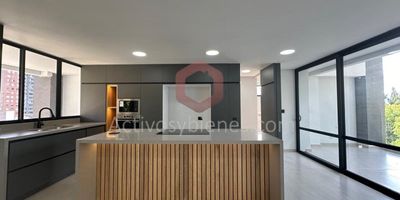 Apartamento en venta Poblado de 230 mt, en el Poblado, 3 amplias alcobas, todas con baño privado y amplio vestier, cocina integral con isla y barra Americana, amplio salón comedor. Ubicado en el piso 3 de la unidad residencial, tres parqueaderos cubiertos. Terraza para reuniones al aire libre y cuarto de servicio. Las imágenes de muebles, enseres, decoración y demás elementos son una referencia. Arrienda Activos y Bienes, Inmobiliaria experta en administración, arrendamiento y venta de apartamentos, casas, locales, bodegas y oficinas en el Oriente Antioqueño, Medellín y toda el área Metropolitana.
