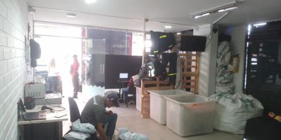 Local en venta en centro comercial, el cual cuenta con una excelente ubicación, en vía principal, muy central, cerca a restaurantes, parques, mall, universidades, con conexión a rutas de transporte público y gran variedad de servicios complementarios de la zona. Cuenta con piso en baldosa, 1 espacio, baño privado, energia basica y vitrina.  La unidad cuenta con bahía de parqueo, parking visitantes sin costo, vigilancia y portería 12 horas y circuito cerrado de tv.Inmuebles sujetos a verificación de disponibilidad
