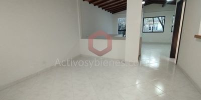 Arriendo casa comercial en Envigado San Marcos, 120 mt², 4 espacios, 3 closets, 2 baños, sala comedor, cocina integral, balcón, estudio, zona de ropas, cuarto útil.Información sujeta a cambios. Las imágenes de muebles, enseres, decoración y demás elementos son una referencia. Activos y Bienes, Inmobiliaria experta en administración, arrendamiento y venta de apartamentos, casas, locales, bodegas y oficinas en el Oriente Antioqueño, Medellín y toda el área Metropolitana.