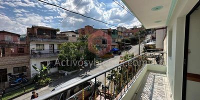 Vendo casa en Belén las Mercedes,105mt²Nivel 2: 4 alcobas, 2 closets, 1 baño, cocina con red de gas, sala comedor, balcón.Nivel 3: dos apartamentosapartamento 1: Externo, 2 alcobas, 2 closets, 1 baño, sala comedor, cocina, zona de ropas, no red de gas.Apartamento 2: Interno, 2 alcobas, 2 closets, 1 baño, sala comedor, cocina con red de gas, zona de ropas.Vende Activos y Bienes, Inmobiliaria experta en administración, arrendamiento y venta de apartamentos, casas, locales, bodegas y oficinas en el Oriente Antioqueño, Medellín y toda el área Metropolitana. Las imágenes de muebles, enseres, decoración y demás elementos son una referencia.