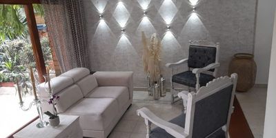 Casa para la venta en la loma del escobero  en unidad cerrada, 5 alcobas, 4 closets, Vestier, 5 baños, cocina integral, amplio salón comedor, estudio, patio, zona de ropas, parqueadero independientes doble independiente y cubierto, dos cuartos útiles. Unidad cerrada, portería 24 horas, piscina, salón social, cancha de micro futbol, zonas verdes y juegos infantiles. Vende Activos y Bienes, Inmobiliaria experta en administración, venta y arrendamiento de apartamentos, casas, locales, bodegas y oficinas en el Oriente Antioqueño , Medellín y toda el área Metropolitana.