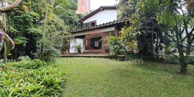 Venta de dos casas distribuidas así: 
Casa 1: Unifamiliar de 2 niveles, tiene área de 280 mts, con 2 alcobas ambas con vestier y baño, la principal cuenta con bañera, alcoba de servicio con baño completo, 2 baños sociales, biblioteca, cocina integral abierta con red de gas y barra, zona de ropas independiente, calentador, sala y comedor independientes, corredor, jardín 360°, piso en madera, parqueadero para 7 carros.
Casa 2: 160m2,  2 alcobas, la principal con baños y vestier y la secundaria con closet grande y baño, estudio, baño social, cocina integral abierta con red de gas, zona de ropas, calentador, sala comedor, parqueadero para 2 carros descubiertos. 
Unidad Cerrada de solo 17 casas con conserje y CCT. 
Ubicada cerca del Mall Guadalcanal y Hospital Manuel Uribe Ángel. 
Vende Activos y Bienes, Inmobiliaria experta en administración, arrendamiento y venta de apartamentos, casas, locales, bodegas y oficinas en el Oriente Antioqueño, Medellín y toda el área Metropolitana.