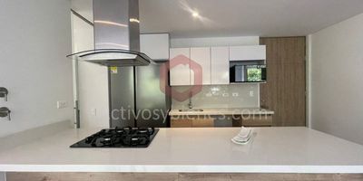 Arriendo  apartamento amoblado de 108 m2 en el Retiro, en unidad cerrada con vigilancia 24 horas, un lugar tranquilo y campestre, 2 alcobas, 2 baños, 1 closet,1 Vestier, parqueadero cubierto, la unidad con jacuzzi, turco, sauna, salón social, gimnasio, Living room, senderos ecológicos y zona de mascotas. Arrienda Activos y Bienes, Inmobiliaria experta en administración y arrendamiento de apartamentos, casas, locales, bodegas y oficinas en el Oriente Antioqueño, Medellín y toda el área Metropolitana. Información sujeta a cambios. Las imágenes de muebles, enseres, decoración y demás elementos son una referencia.