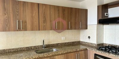 Vendo apartamento esquinero en Rionegro, Antioquia, 52.5 mts, dos alcobas con posibilidad de una tercera, dos baños, dos closets, sala comedor, cocina integral abierta con red de gas, calentador, zona de ropas, balcón con vista verde, parqueadero privado y cuarto útil,  unidad cerrada, piscina, turco, sauna, zona para mascotas, juegos infantiles, portería 24/7, cámaras de seguridad, parque.Información sujeta a cambios. Las imágenes de muebles, enseres, decoración y demás elementos son una referencia. Vende Activos y Bienes, Inmobiliaria experta en administración, arrendamiento y venta de apartamentos, casas, locales, bodegas y oficinas en el Oriente Antioqueño, Medellín y toda el área Metropolitana.