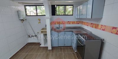 Arriendo apartamento en san Javier, 80MT, 4 alcobas, 2 baños, 4 closets, sala comedor, cocina integral, zona de ropas, parqueadero común.Información sujeta a cambios. Las imágenes de muebles, enseres, decoración y demás elementos son una referencia.Arrienda Activos y Bienes, Inmobiliaria experta en administración, arrendamiento y venta de apartamentos, casas, locales, bodegas y oficinas en el Oriente Antioqueño, Medellín y toda el área Metropolitana.