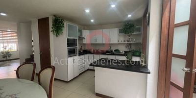 Vendo casa en Rionegro sector la UCO, con amplios espacios e iluminada, tres pisos, en unidad abierta, el barrio cuenta con cámaras de seguridad, 156 MTS, 4 alcobas, 5 baños, 3 closets, sala, comedor, cocina integral, calentador, cuarto útil, patio, zona de ropas, garaje cubierto.Información sujeta a cambios. Las imágenes de muebles, enseres, decoración y demás elementos son una referencia. Vende Activos y Bienes, Inmobiliaria experta en administración, arrendamiento y venta de apartamentos, casas, locales, bodegas y oficinas en el Oriente Antioqueño, Medellín y toda el área Metropolitana.
