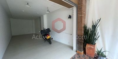 Arriendo local en Rionegro sector la UCO, excelente ubicación, buena visibilidad, sector de alto comercio, a  5 min del parque principal, 30 mts y 1 baño. Arrienda Activos y Bienes, Inmobiliaria experta en administración y arrendamiento de apartamentos, casas, locales, bodegas y oficinas en el Oriente Antioqueño, Medellín y toda el área Metropolitana. Información sujeta a cambios. Las imágenes de muebles, enseres, decoración y demás elementos son una referencia.