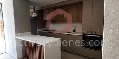 Arriendo Casa en Rionegro sector los Colegios, unidad abierta, 3 niveles, 160 mt², 3 alcobas, 3 closets, 3 baños, mansarda, sala, comedor, cocina integral moderna con red de gas, calentador, patio, zona de ropas, balcón, parqueadero cubierto para 2 carros.Información sujeta a cambios. Las imágenes de muebles, enseres, decoración y demás elementos son una referencia. Arrienda Activos y Bienes, Inmobiliaria experta en administración, arrendamiento y venta de apartamentos, casas, locales, bodegas y oficinas en el Oriente Antioqueño, Medellín y toda el área Metropolitana.
