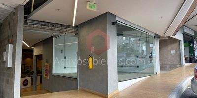 Arriendo local en Rionegro sector los colegios, 23m² dentro de centro comercial, excelente iluminación, parqueaderos externos al rededor del mall y parqueadero subterráneo para todo el comercio, está dentro de un proyecto que lleva aproximadamente año y medio de funcionamiento, El  conjunto cuenta con 90 apartamentos y 40 locales comerciales, en este momento funcionan varios Restaurantes, academia de idiomas, SPA, farmacia, gimnasio, salas de belleza, licorera, panadería, cafés, frutas, helados y ensaladas, sala de venta de proyectos inmobiliarios, boutique o almacén de ropa.Arrienda Activos y Bienes, Inmobiliaria experta en administración y arrendamiento de apartamentos, casas, locales, bodegas y oficinas en el Oriente Antioqueño, Medellín y toda el área Metropolitana. Información sujeta a cambios. Las imágenes de muebles, enseres, decoración y demás elementos son una referencia.