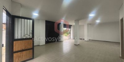 Arriendo o Vendo local en El Carmen de Viboral, excelente ubicación, 80 mt².?????Información sujeta a cambios. Las imágenes de muebles, enseres, decoración y demás elementos son una referencia. Activos y Bienes, Inmobiliaria experta en administración, arrendamiento y venta de apartamentos, casas, locales, bodegas y oficinas en el Oriente Antioqueño, Medellín y toda el área Metropolitana.
