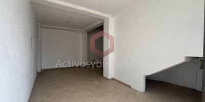 Arriendo Local 40m² en El Carmen de Viboral con excelente ubicación, sobre la vía principal, excelente transporte publico y parqueaderos comunes. Arrienda Activos y Bienes, Inmobiliaria experta en administración y arrendamiento de apartamentos, casas, locales, bodegas y oficinas en el Oriente Antioqueño, Medellín y toda el área Metropolitana. Información sujeta a cambios. Las imágenes de muebles, enseres, decoración y demás elementos son una referencia.