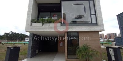 Vendo casa de 3 niveles para estrenar en excelente ubicación en una zona tranquila, en Rionegro - Antioquia con 230m2 con amplios espacios iluminados, acabados de lujo, cada rincón ofrece un ambiente acogedor. disfruta de una casa moderna con cocina integral y red de gas, sala comedor, baño social, alcoba en el primer piso con baño, zona de ropas, hermoso jardín, Segundo nivel, alcoba principal con baño y Vestier. 2 alcobas auxiliares con bañoy clóset cada una. Sala de TV con balcóno zona para estudio. Tercer nivel, Salón de juegos perfectas para el entretenimiento, amplia terraza y  Baño completo, parqueadero paralelo cubierto. Información sujeta a cambios. Las imágenes de muebles, enseres, decoración y demás elementos son una referencia. Vende Activos y Bienes, Inmobiliaria experta en administración, arrendamiento y venta de apartamentos, casas, locales, bodegas y oficinas en el Oriente Antioqueño, Medellín y toda el área Metropolitana