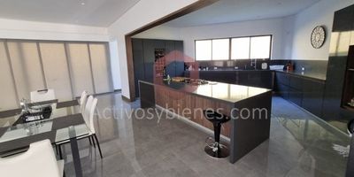 Vendo casa finca en El Carmen De Viboral, Área construida 500 Mt², 3 alcobas,4 baños, 3 closets, sala, comedor, cocina integral, zona de ropas, unidad cerrada, jacuzzi, zona bbq, juegos infantiles, gimnasio, parqueadero de visitantes, calentador.Información sujeta a cambios. Las imágenes de muebles, enseres, decoración y demás elementos son una referencia.Vende Activos y Bienes, Inmobiliaria experta en administración, arrendamiento y venta de apartamentos, casas, locales, bodegas y oficinas en el Oriente Antioqueño, Medellín y toda el área Metropolitana.