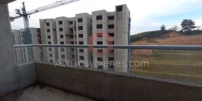 Vendo apartamento en obra gris de 61.92m2 cuenta con 2 alcobas, 2 baños, sala comedor, cocina, zona de ropas, balcón amplio, con parqueadero privado cubierto, ubicado en urbanización cerrada con portería y vigilancia 24/7, zona de juegos infantiles, cancha múltiple, ascensor, salón social, shut de basuras, zonas verdes, gimnasio y Jacuzzi Vende Activos y Bienes, Inmobiliaria experta en administración, arrendamiento y venta de apartamentos, casas, locales, bodegas y oficinas en el Oriente Antioqueño, Medellín y toda el área Metropolitana