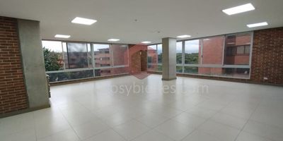 Arriendo Oficina en edificio en Castropol con excelente ubicación y fácil acceso de transporte, canon incluido IVA y administración,137 mts, buenos acabados, 3 divisiones, Cocineta, 2 baños, 2 parqueaderos. Información sujeta a cambios. Las imágenes de muebles, enseres, decoración y demás elementos son una referencia.Arrienda Activos y Bienes, Inmobiliaria experta en administración, arrendamiento y venta de apartamentos, casas, locales, bodegas y oficinas en el Oriente Antioqueño, Medellín y toda el área Metropolitana