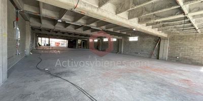 Arriendo local o bodega en la galería de Rionegro para uso industrial o comercial, piso reforzado, 490 mts, energía trifásica, con opción de colocar elevador. Arrienda Activos y Bienes, Inmobiliaria experta en administración y arrendamiento de apartamentos, casas, locales, bodegas y oficinas en el Oriente Antioqueño, Medellín y toda el área Metropolitana. Información sujeta a cambios. Las imágenes de muebles, enseres, decoración, y demás elementos son una referencia.