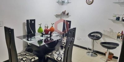 Apartamento en venta con terraza en Bello, 87 mts², 5 alcobas, alcoba principal con baño y vestier, 2 alcobas con closet, baño social completo, sala, comedor, cocina semi-integral (no tiene estufa) red de gas, zona de ropas y calentador. Piso 3 por escalas. Ubicado cerca de la federación cafetera, a dos cuadras de la estación Madera y Centro Comercial Fabricato. 
Información sujeta a cambios. Las imágenes de muebles, enseres, decoración y demás elementos son una referencia.
Vende Activos y Bienes, Inmobiliaria experta en administración, arrendamiento y venta de apartamentos, casas, locales, bodegas y oficinas en el Oriente Antioqueño, Medellín y toda el área Metropolitana..