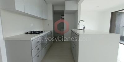 Vendo o Arriendo apartamento de 80m2 en conjunto residencial, ubicación privilegiada con alta valorización, dos alcobas, dos closets, dos baños, sala comedor, cocina integral abierta con red de gas y barra americana, calentador, zona de ropas, balcón con vista 360°, parqueadero cubierto lineal, cuarto útil en el mismo piso del apartamento. Información sujeta a cambios. Las imágenes de muebles, enseres, decoración y demás elementos son una referencia. Vende Activos y Bienes, Inmobiliaria experta en administración, arrendamiento y venta de apartamentos, casas, locales, bodegas y oficinas en el Oriente Antioqueño, Medellín y toda el área Metropolitana.