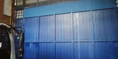 Vendo excelente bodega con oficina en el sector de la Aguacatala, cerca a la avenida 80 y la autopista sur, cuenta con amplios espacios y buena iluminación; tiene batería para 8 baños y cocineta, área bodega 1.800 Mts/², área oficinas 200 Mts/², energía 75 kva, altura 10 mts aproximadamente; el sector cuenta con rutas de acceso y facilidad de transporte público; disponible a partir de abril 2023, el canon tiene en IVA incluido. Información sujeta a cambios. Las imágenes de muebles, enseres, decoración y demás elementos son una referencia. Activos y Bienes, Inmobiliaria experta en administración, arrendamiento y venta de apartamentos, casas, locales, bodegas y oficinas en el Oriente Antioqueño, Medellín y toda el área Metropolitana.