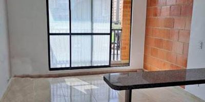 Espectacular apartamento de aproximadamente 57 mt2. cuenta con sala comedor, balcón, cocina semi integral, 3 habitaciones, 2 baños, estudio y zona de ropas, dispone de zonas comunes como gimnasio, piscina, salón social, zonas verdes, parque infantil, parqueadero comunal y para visitantes. Ubicado a 20 minutos de la plazoleta de Madrid y Centro Comercial Casa Blanca, cerca de supermercados y sector comercial aledaño, cómodo y gran acceso a transporte público y vías como Calle 13 y Calle 80. ¡Contáctanos! para agendar tu cita.