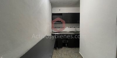 Arriendo aparta estudio en Castilla, primer piso, 40 mts, alcoba, closet, baño, sala comedor, cocina integral con red de gas, espacio para lavadora.     Información sujeta a cambios. Las imágenes de muebles, enseres, decoración y demás elementos son una referencia.Arrienda Activos y Bienes, Inmobiliaria experta en administración, arrendamiento y venta de apartamentos, casas, locales, bodegas y oficinas en el Oriente Antioqueño, Medellín y toda el área Metropolitana.