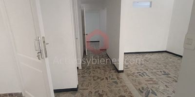 Arriendo apartamento en Belén Miravalle, ideal para comercio, 3 alcobas, 2 baños, 3 closets, cocina sencilla, sala comedor, zona de ropas, 2 patios.Información sujeta a cambios. Las imágenes de muebles, enseres, decoración y demás elementos son una referencia.Arrienda Activos y Bienes, Inmobiliaria experta en administración, arrendamiento y venta de apartamentos, casas, locales, bodegas y oficinas en el Oriente Antioqueño, Medellín y toda el área Metropolitana.