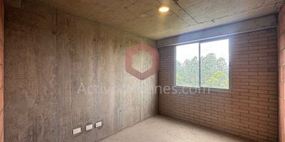 Vendo apartamento en Rionegro sector Barro Blanco, 86 m2, ubicación privilegiada en conjunto residencial, 3 alcobas, 3 baños, 3 closets, 1 Vestier, sala comedor, cocineta sencilla, zona de ropas, parqueadero cubierto, cuarto útil, conjunto residencial con piscina, sauna, salón social, gimnasio, portería.Información sujeta a cambios. Las imágenes de muebles, enseres, decoración y demás elementos son una referencia. Vende Activos y Bienes, Inmobiliaria experta en administración, arrendamiento y venta de apartamentos, casas, locales, bodegas y oficinas en el Oriente Antioqueño, Medellín y toda el área Metropolitana