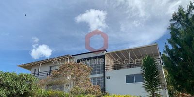 Vendo  casa finca, 400mts construidos y 1600 mts de lote, 4 alcobas, 4 baños, 4 closets, sala comedor, cocina integral con red de gas, zona de ropas, 10 arboles de aguacate  y abundante zona verde.
Información sujeta a cambios. Las imágenes de muebles, enseres, decoración y demás elementos son una referencia. Vende Activos y Bienes, Inmobiliaria experta en administración, arrendamiento y venta de apartamentos, casas, locales, bodegas y oficinas en el Oriente Antioqueño, Medellín y toda el área Metropolitana.