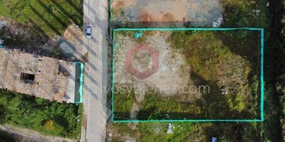 Vendo Lote en Guatapé, sector Aeropuerto, área 1.447 m2, con matricula independiente.Información sujeta a cambios. Las imágenes de muebles, enseres, decoración y demás elementos son una referencia. Vende Activos y Bienes, Inmobiliaria experta en administración, arrendamiento y venta de apartamentos, casas, locales, bodegas y oficinas en el Oriente Antioqueño, Medellín y toda el área Metropolitana.