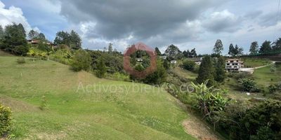 Vendo lote en Rionegro, ubicado a 5 minutos de la autopista Medellín Bogotá, excelente ubicación, un lugar tranquilo para construir su hogar. Información sujeta a cambios. Las imágenes de muebles, enseres, decoración y demás elementos son una referencia. Vende Activos y Bienes, Inmobiliaria experta en administración, arrendamiento y venta de apartamentos, casas, locales, bodegas y oficinas en el Oriente Antioqueño, Medellín y toda el área Metropolitana.
