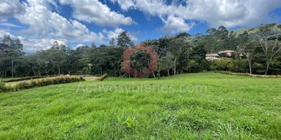 Vendo lote en la ceja, 2.000 m² rodeados de naturaleza en un ambiente tranquilo. El lote cuenta con linderos traseros con ranchuelo y un hermoso bosque nativo, ideal para los amantes de la naturaleza. Además, se entrega con una propuesta de diseño para aprovechar al máximo el espacio.Ubicado en una unidad cerrada con cancha de fútbol, cancha múltiple y juegos infantiles, este es el lugar perfecto para construir la casa de tus sueños en un entorno seguro y natural. Vende Activos y Bienes, Inmobiliaria experta en administración y arrendamiento de apartamentos, casas, locales, bodegas y oficinas en el Oriente Antioqueño, Medellín y toda el área Metropolitana. Información sujeta a cambios. Las imágenes de muebles, enseres, decoración y demás elementos son una referencia.