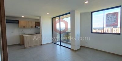 Vendo apartamento para estrenar, totalmente terminado con vista 360° hacia San Antonio de Pereira, 60mts, 2 alcobas, 2 baños, 2 closets, sala comedor, cocina integral con red de gas, zona de ropas, balcón, con parqueadero cubierto sencillo, cuarto útil, zonas húmedas independientes por torre, parque con jacuzzis, baño romano, gimnasio, cine y zonas verdes, en un sector muy tranquilo y con alto potencial de valorización! 
Vende Activos y Bienes, Inmobiliaria experta en administración y arrendamiento de apartamentos, casas, locales, bodegas y oficinas en el Oriente Antioqueño, Medellín y toda el área Metropolitana. Información sujeta a cambios. Las imágenes de muebles, enseres, decoración y demás elementos son una referencia.