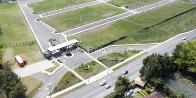 Vendo lote de 524 m² en parque empresarial para construcción de bodega, a  sólo 10 minutos del Aeropuerto José María Córdoba, 10 minutos del Túnel de Oriente y 5 minutos del Hospital San Vicente Fundación, excelente ubicación, vigilancia y portería las 24H, acceso pavimentado, acometidas desde punto cero del lote, sistema antincendios, PTAR, y salón social, con zona de parqueaderos. Vende Activos y Bienes, Inmobiliaria experta en administración y arrendamiento de apartamentos, casas, locales, bodegas y oficinas en el Oriente Antioqueño, Medellín y toda el área Metropolitana. Información sujeta a cambios. Las imágenes de muebles, enseres, decoración y demás elementos son una referencia.