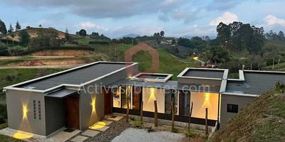 Vendo Casa, unidad cerrada ingreso con puerta electrónica. 200 metros construidos en un lote de 2.970 metros cuadrados, tiene 3 alcobas, 3 closets, 1 vestier, 3 baños completos, sala, comedor y cocina, cuarto de ropas independiente, jacuzzi, zona de parqueo con techo y 3 Decks. tiene todos los servicios públicos instalados (internet, agua, luz, alarma y cámaras de seguridad).
Información sujeta a cambios. Las imágenes de muebles, enseres, decoración y demás elementos son una referencia.
 Activos y Bienes, Inmobiliaria experta en administración, arrendamiento y venta de apartamentos, casas, locales, bodegas y oficinas en el Oriente Antioqueño, Medellín y toda el área Metropolitana.