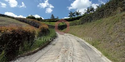 Vendo lote de 2.622 m2 en El Carmen de Viboral, parcelación ideal para construir tú hogar o invertir, fácil acceso, topografía aprovechable, cerramiento en setos vivos, con escrituras al 100%, acometidas desde punto cero del lote, poco registro.Información sujeta a cambios. Las imágenes de muebles, enseres, decoración y demás elementos son una referencia. Vende Activos y Bienes, Inmobiliaria experta en administración, arrendamiento y venta de apartamentos, casas, locales, bodegas y oficinas en el Oriente Antioqueño, Medellín y toda el área Metropolitana.