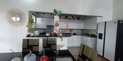 Vendo Casa finca de 2 niveles en el Carmen de Viboral,&nbsp;zona campestre y tranquila con fácil acceso, 360 mts construidos, primer piso: sala comedor abierto, cocina integral con barra americana, zona de ropas, patio amplio, baño social, alcoba con baño y Vestier, segundo piso: tres alcobas, dos baños, balcón en L, oficina o zona de estar, zona verde amplia con árboles frutales de guayaba, aguacate, limones, manzanas y galpón. Información sujeta a cambios. Las imágenes de muebles, enseres, decoración y demás elementos son una referencia.Vende Activos y Bienes, Inmobiliaria experta en administración, arrendamiento y venta de apartamentos, casas, locales, bodegas y oficinas en el Oriente Antioqueño, Medellín y toda el área Metropolitana.