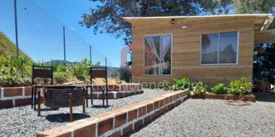 Arrienda o Vendo, Casa finca en Guarne, lote de 500 m² y 30 m² construidos, cerca a la autopista Medellín - Bogotá, variante aeropuerto, Autopista Medellín - Bogotá, 1 alcoba, 1 baño, sala comedor, cocina integral con pipeta de gas, parqueadero, y no se paga administración. Activos y Bienes, Inmobiliaria experta en administración y arrendamiento de apartamentos, casas, locales, bodegas y oficinas en el Oriente Antioqueño, Medellín y toda el área Metropolitana. Información sujeta a cambios. Las imágenes de muebles, enseres, decoración y demás elementos son una referencia.