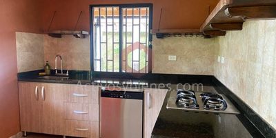 Arriendo casa campestre en la vereda El Colorado de dos niveles, ubicada en un lote totalmente plano de 2.000 m², con una construcción de 217 mt² a 20 minutos del aeropuerto José María Córdova 50 minutos de Medellín y 20 minutos del CC San Nicolás, Smart home (todas las luces funcionan con Alexa), Sistema de seguridad, 3 alcobas (dos con acceso a balcón), 2 baños completos, jacuzzi y chimenea, portón Eléctrico, amplia terraza, alcoba adicional acondicionada como vestier o armario, cocina integral equipada con lavavajillas, jardín con árboles frutales y amplias zonas verdes, huerta para cultivo de productos frescos, parqueadero cubierto, cuarto útil, acceso privado a la quebrada Los Viejos, un espacio perfecto para relajarse y conectarse con la naturaleza. Las imágenes de muebles, enseres, decoración y demás elementos son una referencia. Arrienda Activos y Bienes, Inmobiliaria experta en administración, arrendamiento y venta de apartamentos, casas, locales, bodegas y oficinas en el Orie